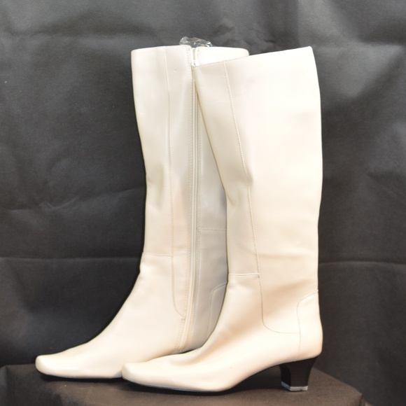 Light cream  Leather Boots SZ 8 and New Chadwicks - Picture 1 of 9